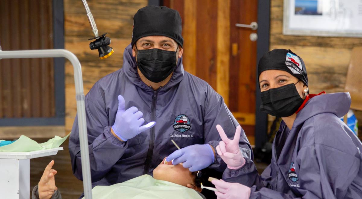  En el Día Mundial de la Sonrisa te mostramos la historia de Odontoruteros. Lorena y Felipe son un matrimonio que crearon esta fundación con el objetivo de llevar salud dental a pueblos de difícil acceso a lo largo de todo Chile.