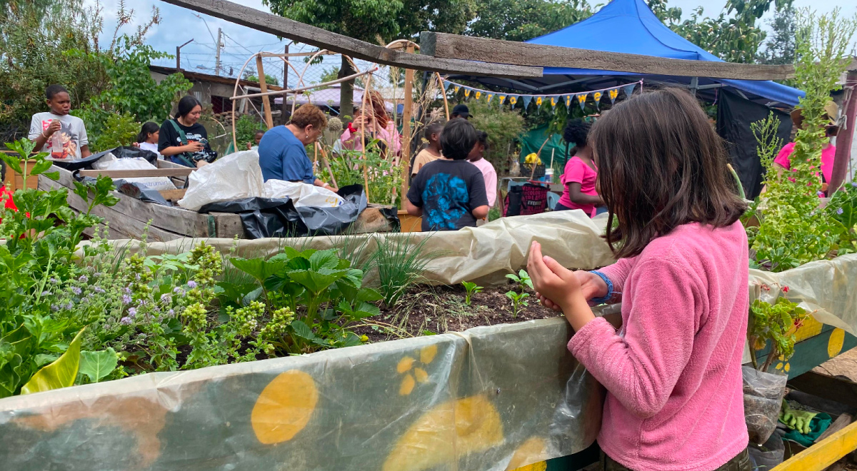  Con talleres de educación barrial y actividades de reforestación de plazas, se desarrolló la primera Escuela de Verano organizada por el Movimiento Jóvenes del Barrio de Estación Central con apoyo de Fundación Glocalminds y el municipio. 