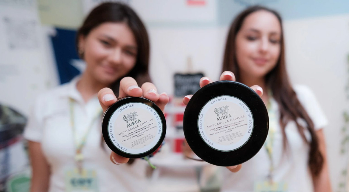  Se trata de 5 estudiantes de tercero y cuarto medio del colegio Rafael Sotomayor, de la Región Metropolitana, las que crearon la empresa Áurea, dando vida a una crema para pelo a base de hongos.